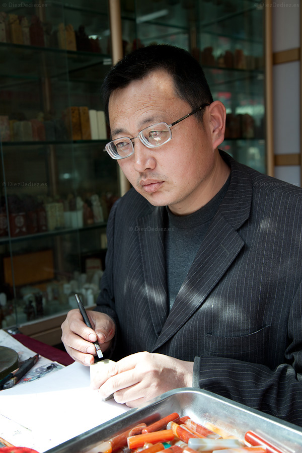 Maestro milenario de China tallando el sello de DiezDediez